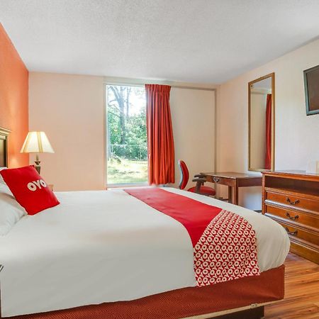Oyo Hotel Mona Lake Muskegon Bagian luar foto