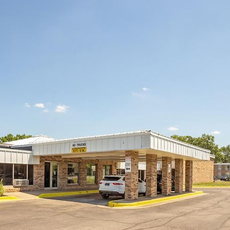 Oyo Hotel Mona Lake Muskegon Bagian luar foto