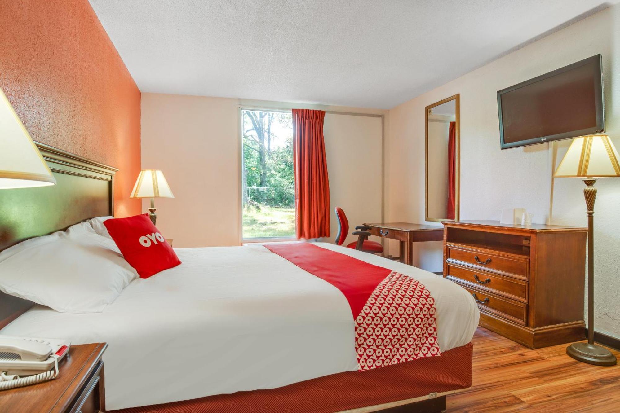 Oyo Hotel Mona Lake Muskegon Bagian luar foto