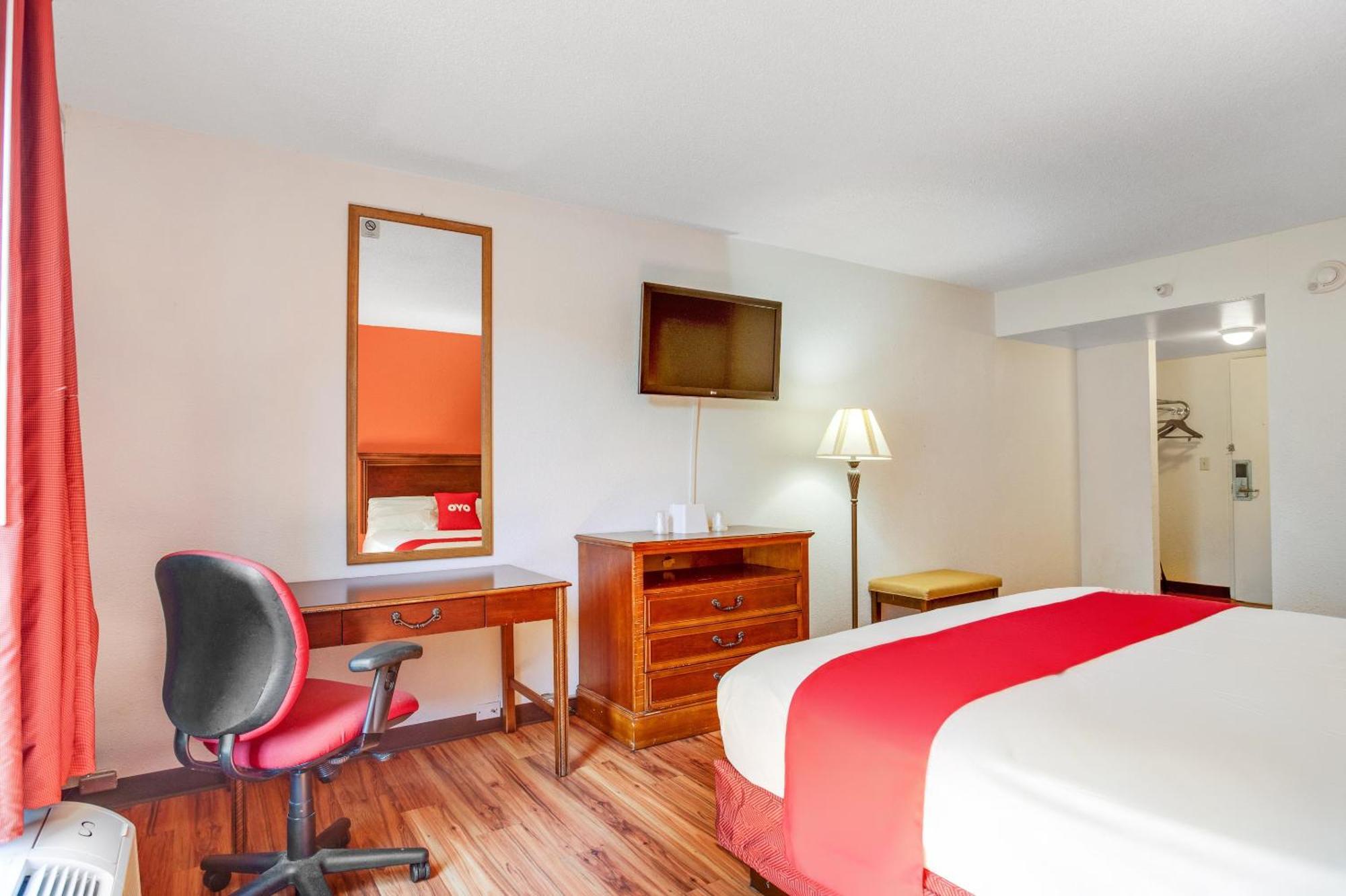 Oyo Hotel Mona Lake Muskegon Bagian luar foto