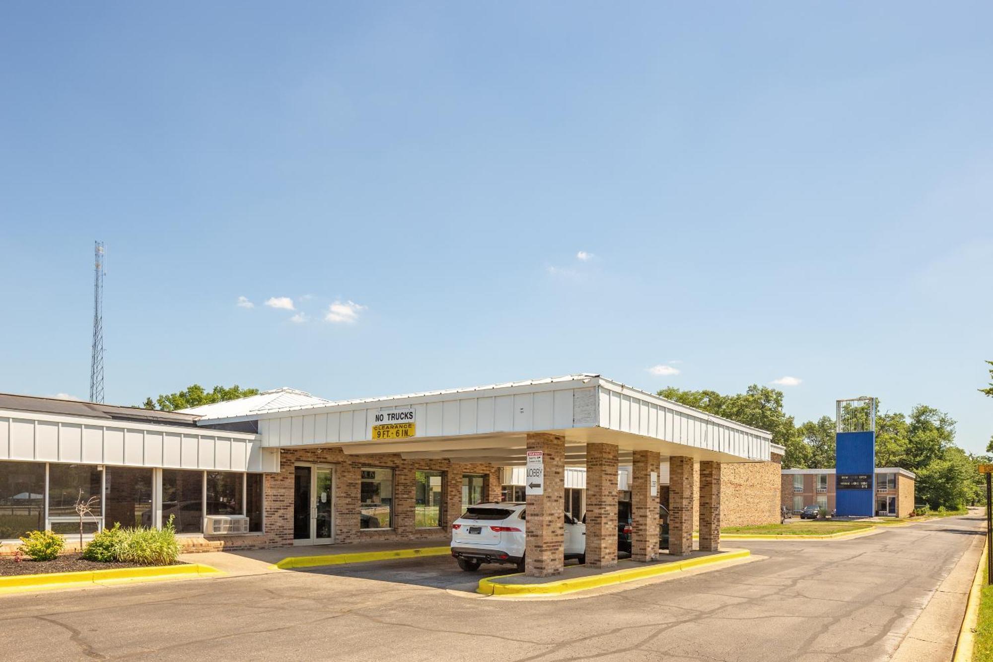 Oyo Hotel Mona Lake Muskegon Bagian luar foto