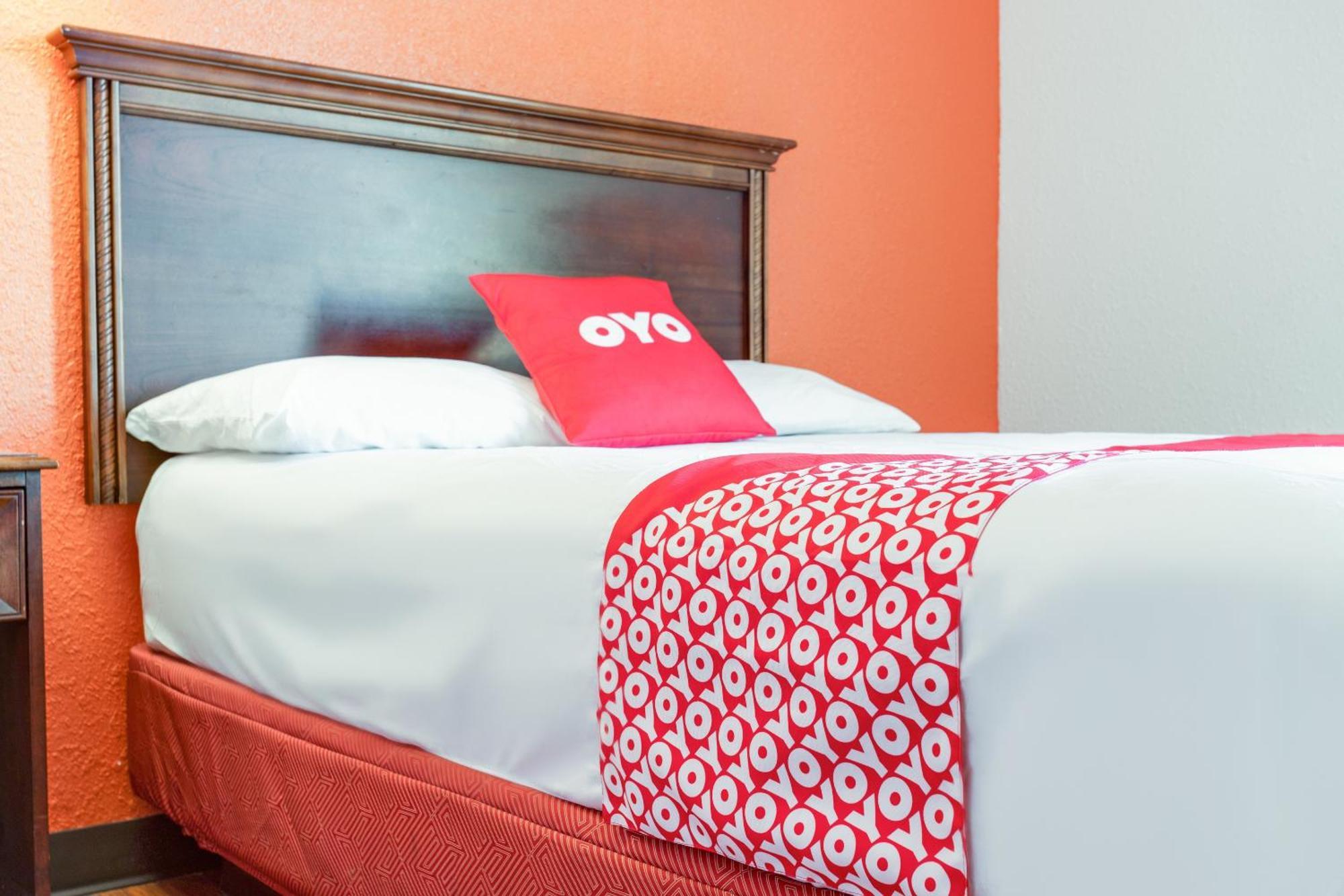 Oyo Hotel Mona Lake Muskegon Bagian luar foto