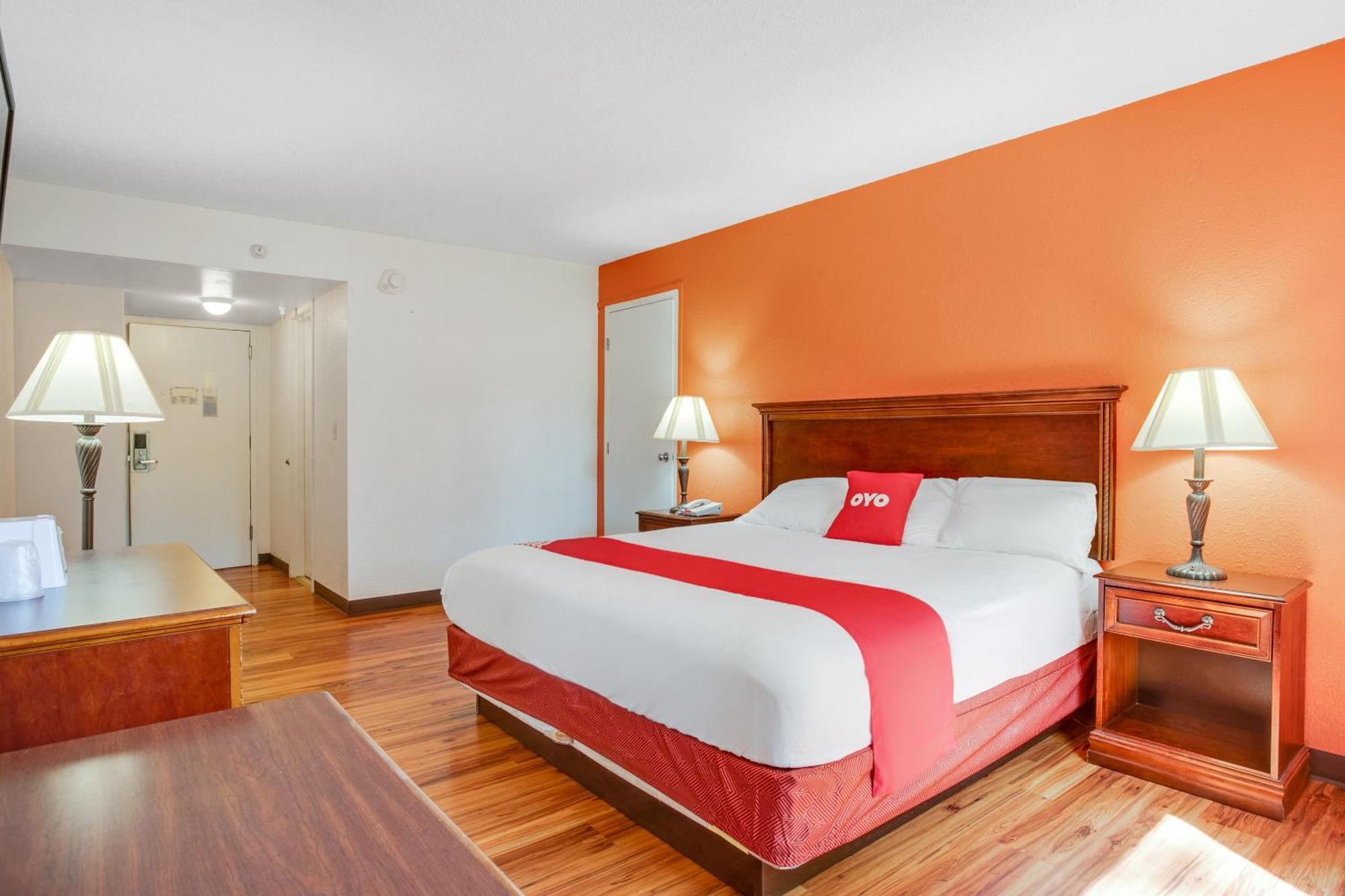 Oyo Hotel Mona Lake Muskegon Bagian luar foto