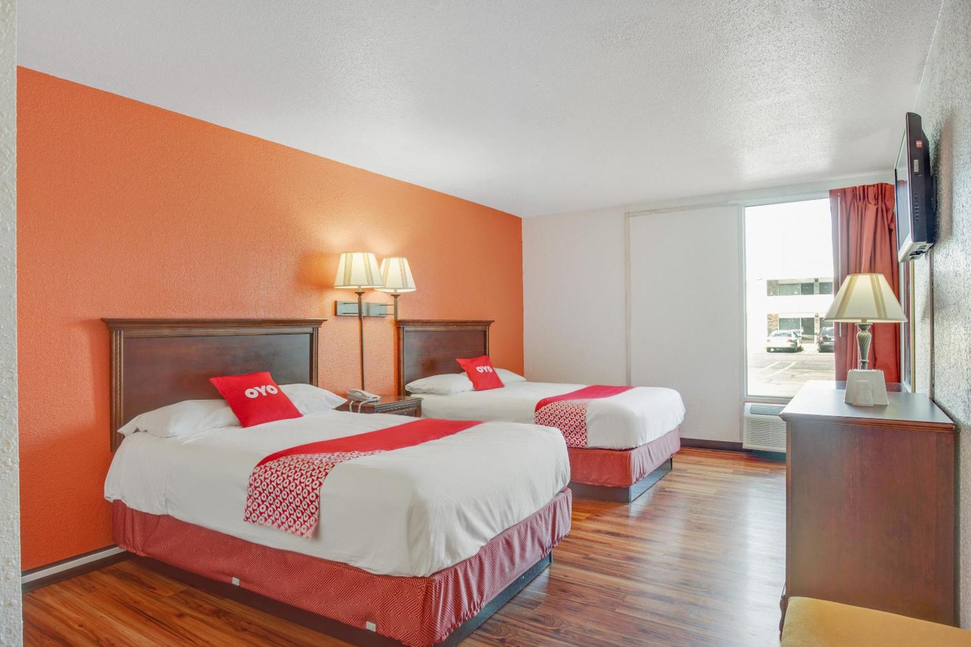 Oyo Hotel Mona Lake Muskegon Bagian luar foto