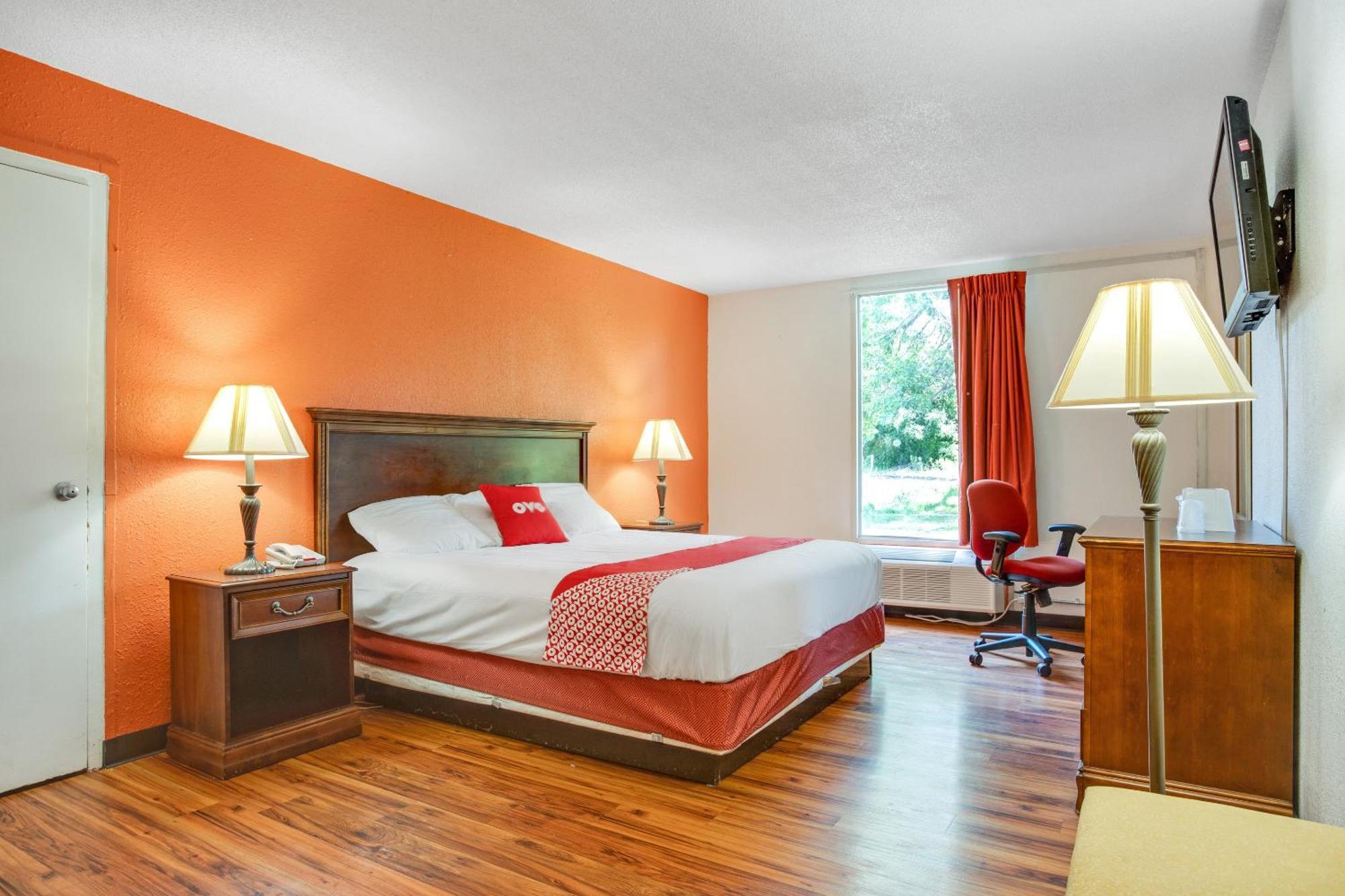Oyo Hotel Mona Lake Muskegon Bagian luar foto