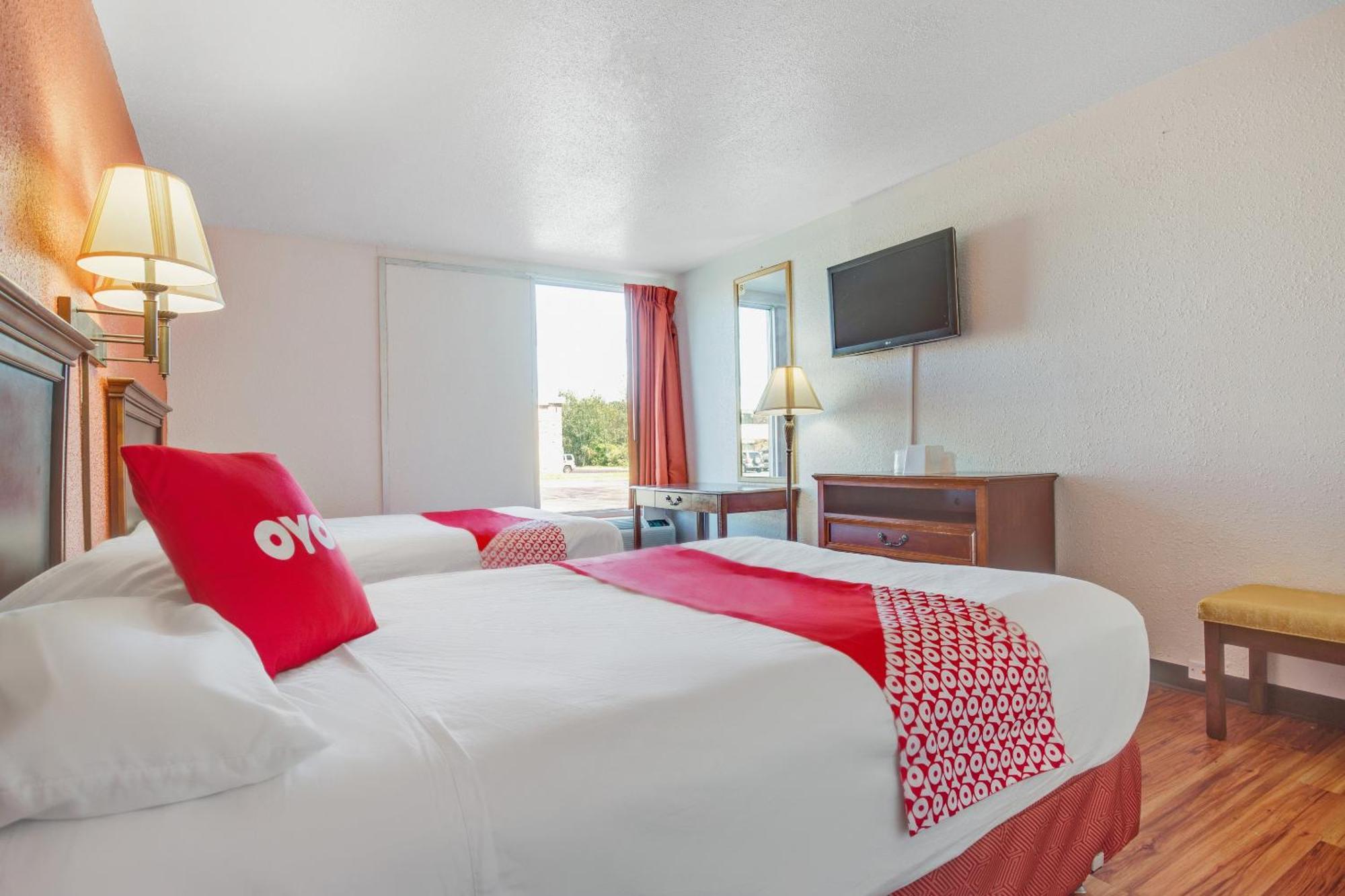 Oyo Hotel Mona Lake Muskegon Bagian luar foto