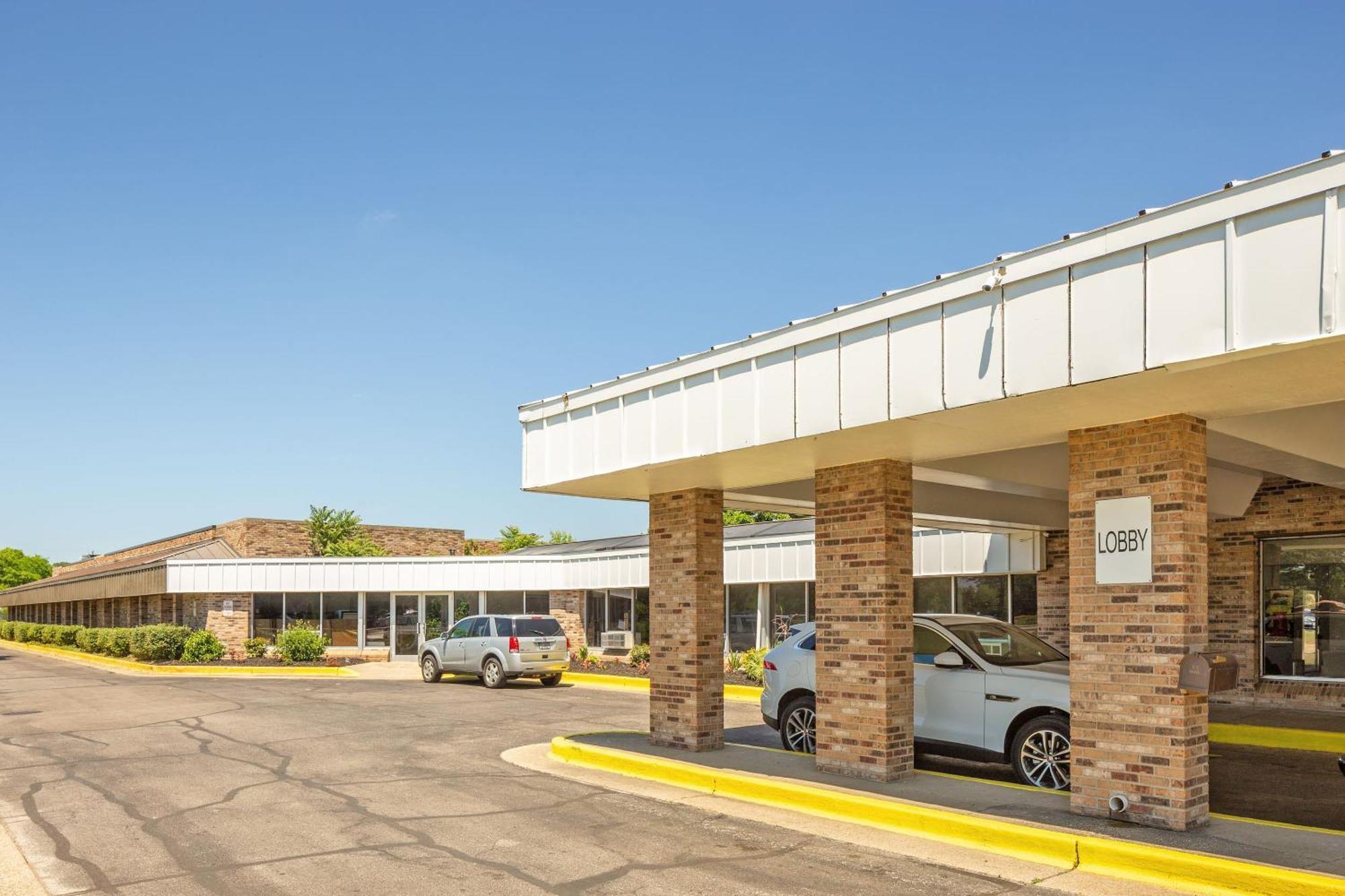 Oyo Hotel Mona Lake Muskegon Bagian luar foto