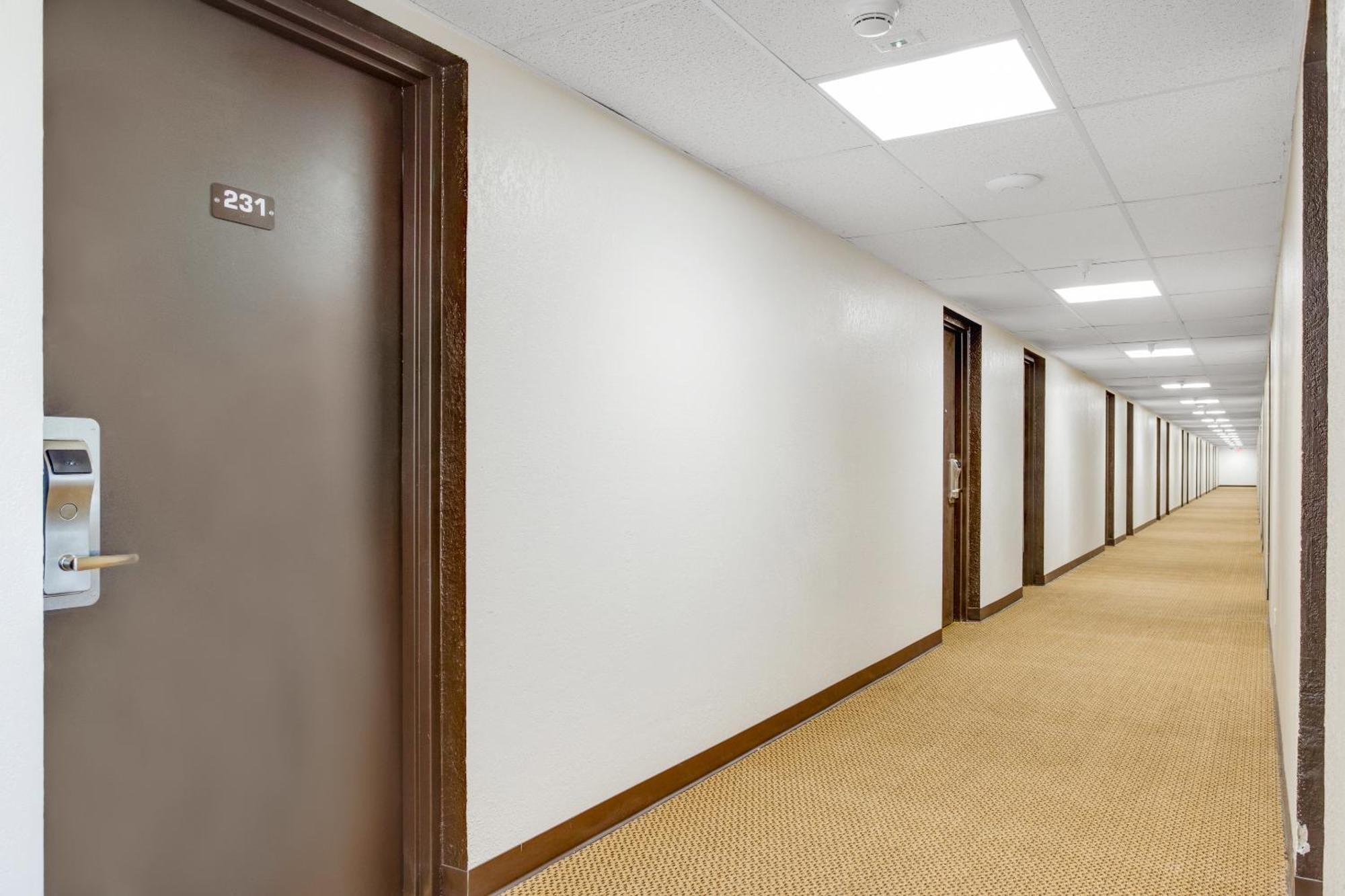 Oyo Hotel Mona Lake Muskegon Bagian luar foto