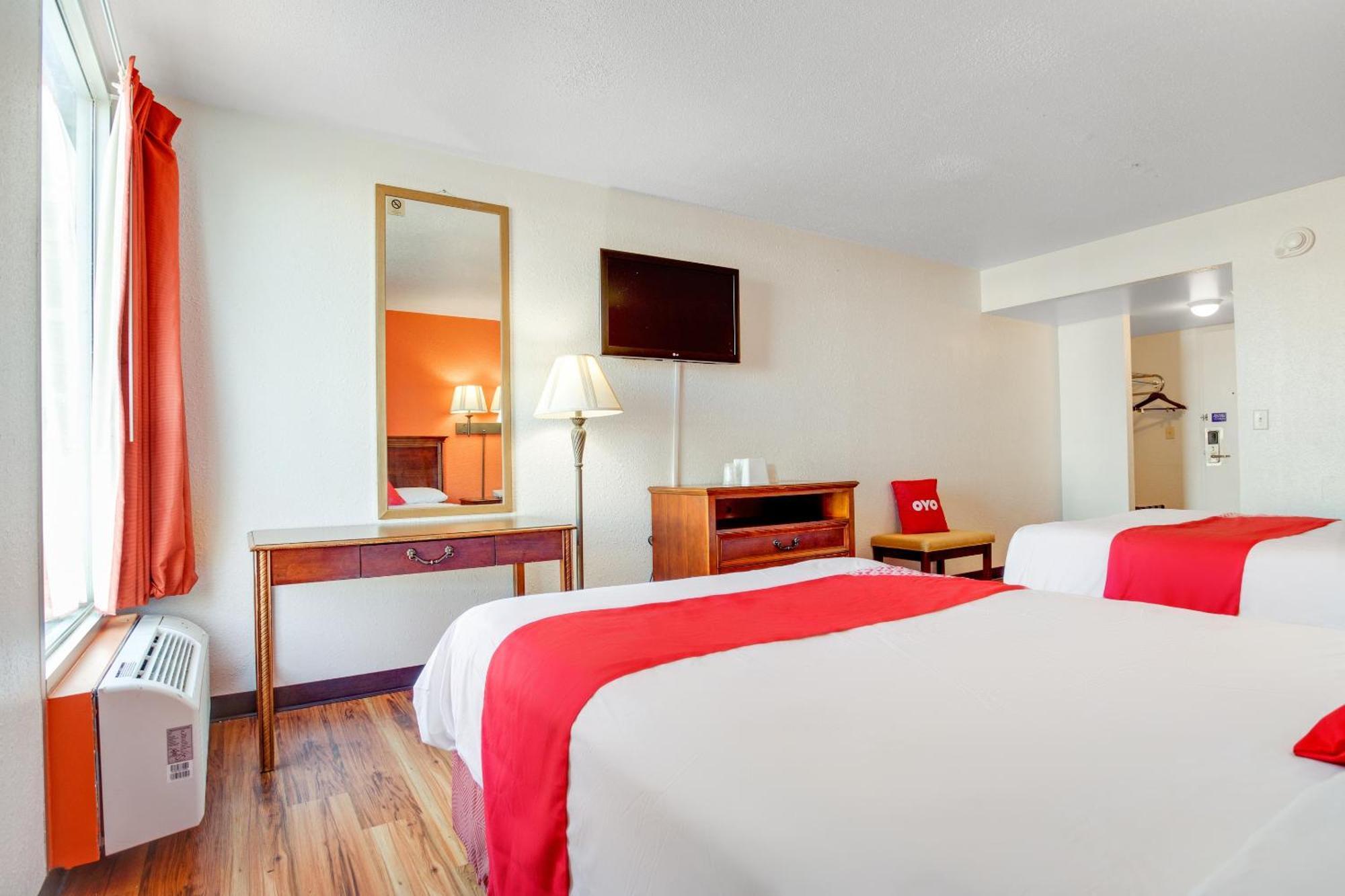 Oyo Hotel Mona Lake Muskegon Bagian luar foto