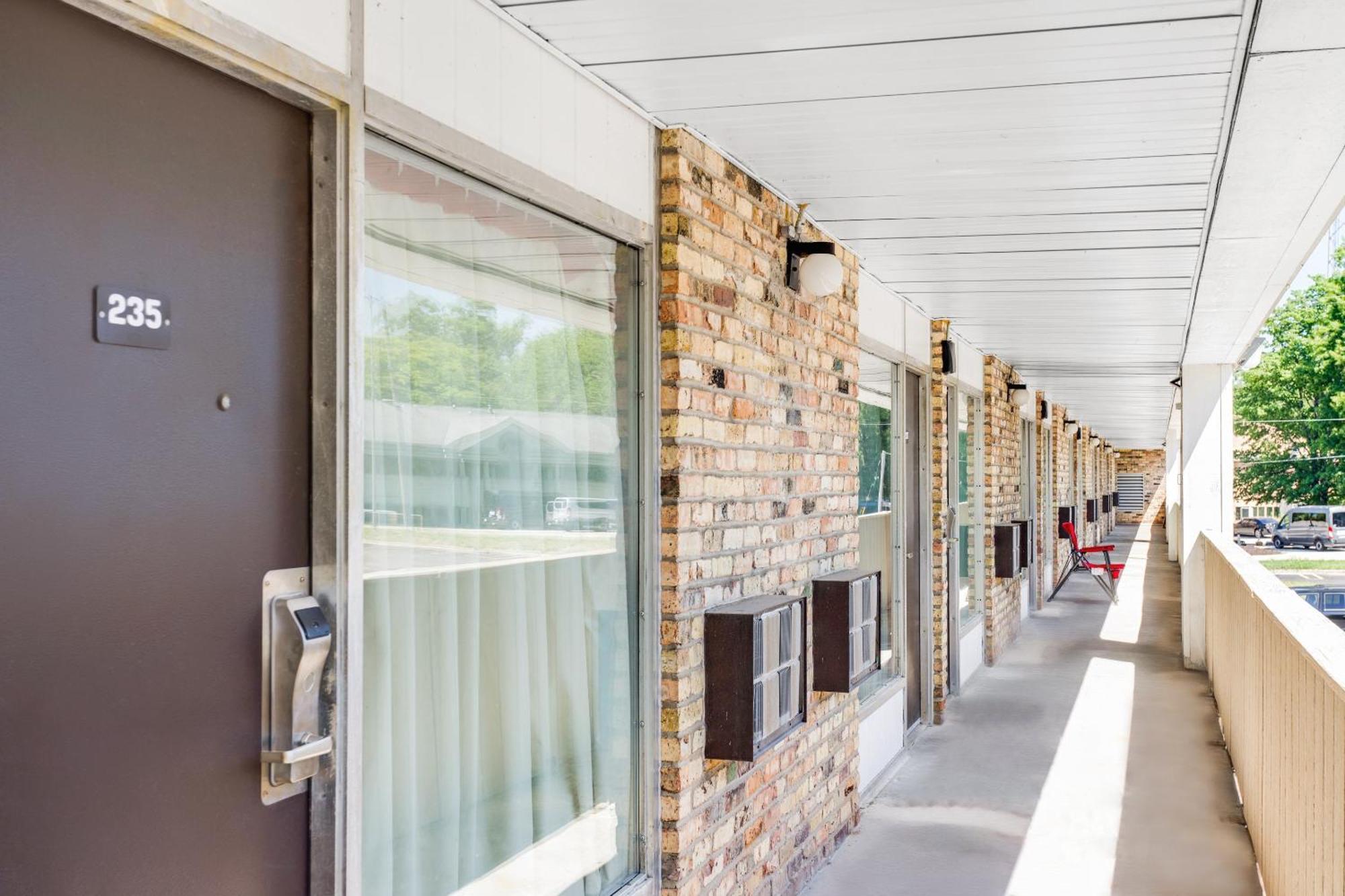 Oyo Hotel Mona Lake Muskegon Bagian luar foto
