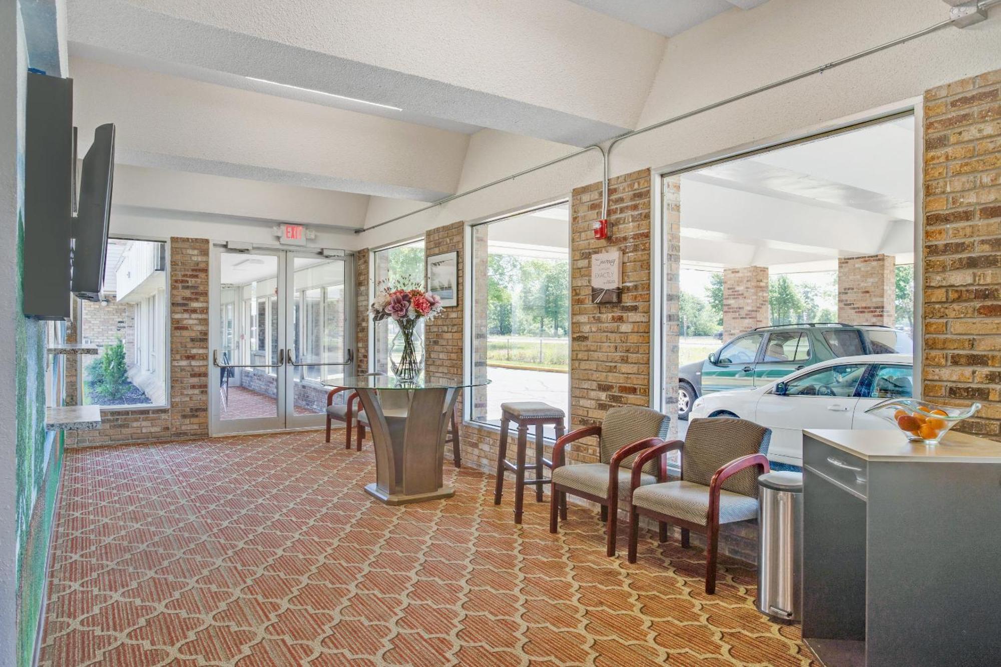 Oyo Hotel Mona Lake Muskegon Bagian luar foto