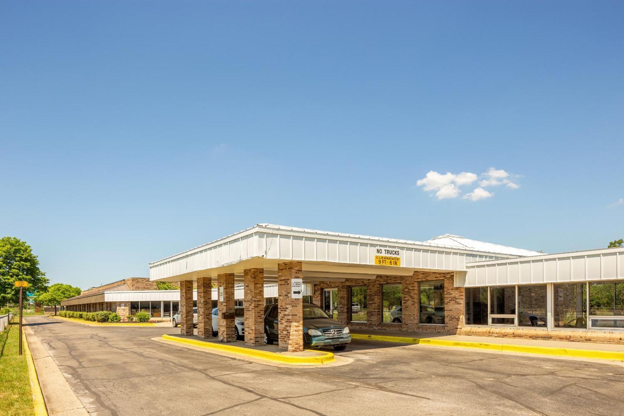 Oyo Hotel Mona Lake Muskegon Bagian luar foto